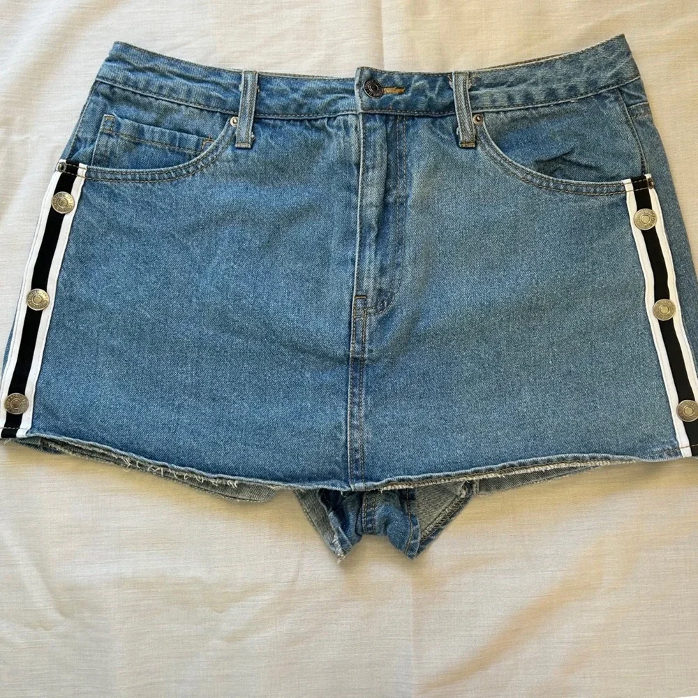 Forever 21 Denim Shorts Women XL Blue Side Stripe Snap Button Raw Hem High Rise